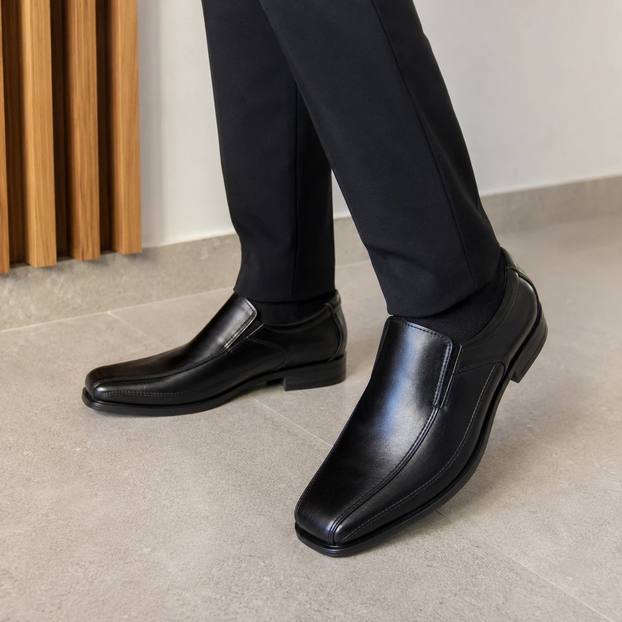 Zapato formal negro para hombre en uso con vestimenta formal